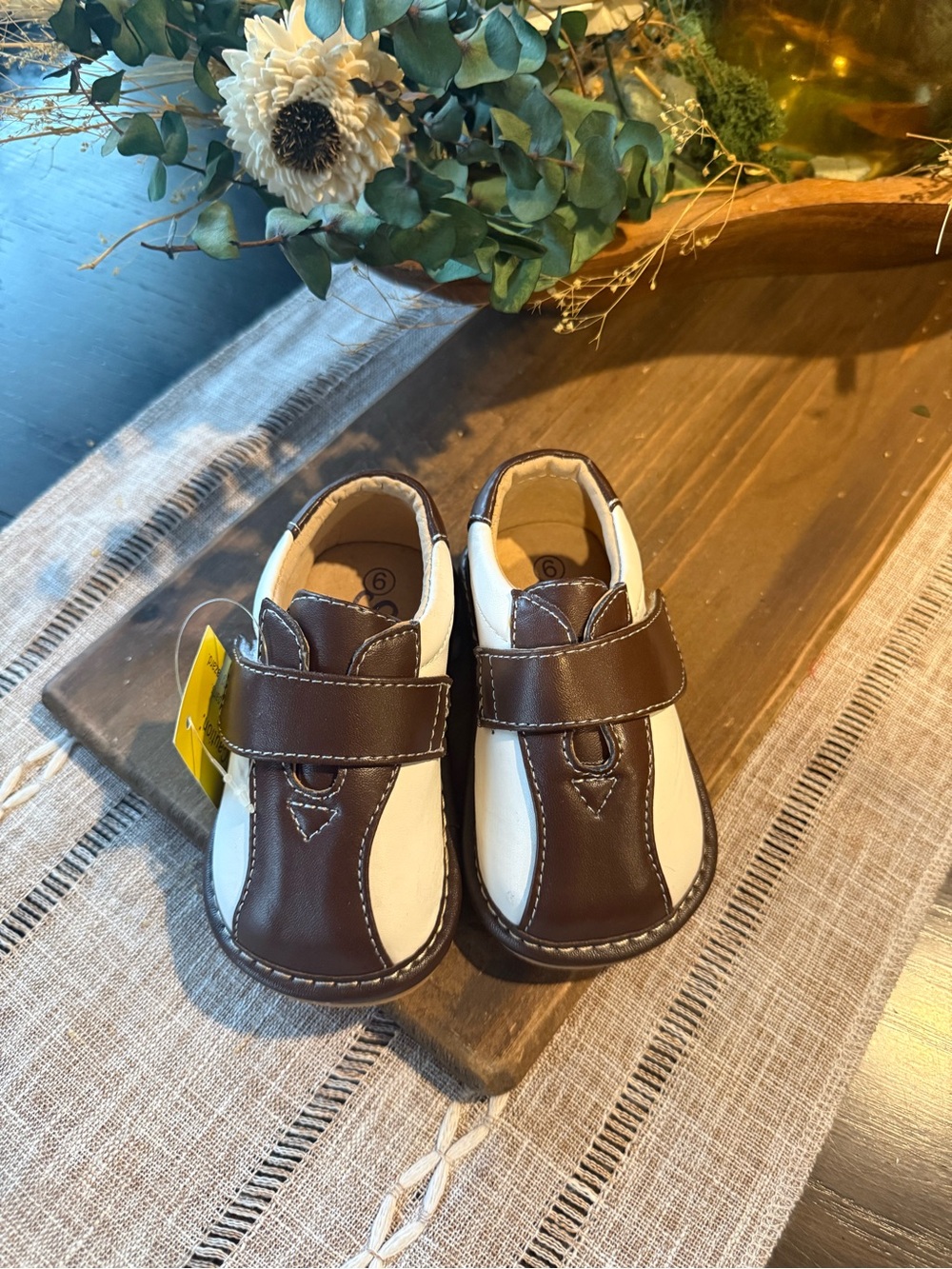 Squeak boutique infant brown and white saddle shoes in size 6